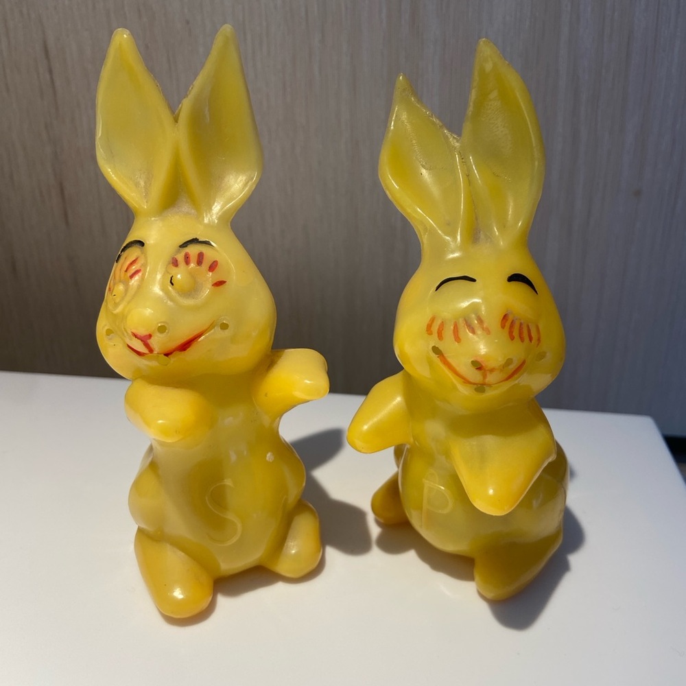 Vintage Bunny Rabbits Plastic Salt and Pepper